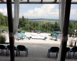 Svatba s výhledem na Krkonoše, Hotel Pod Zvičinou