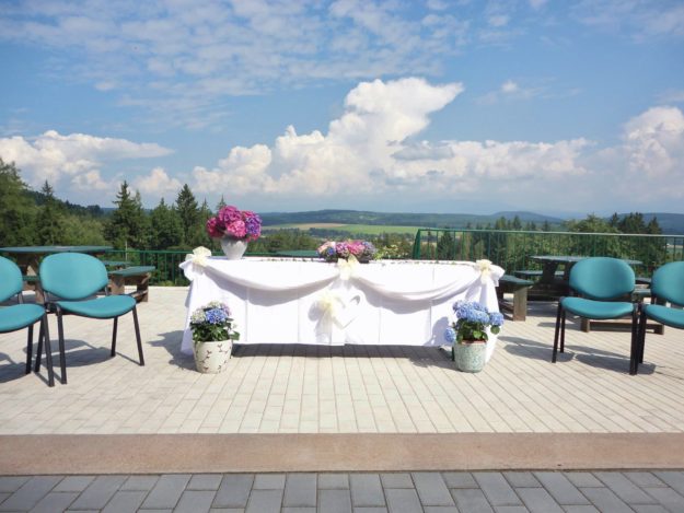 Svatba s výhledem na Krkonoše, Hotel Pod Zvičinou
