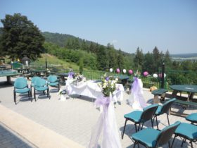 Svatba s výhledem na Krkonoše, Hotel Pod Zvičinou