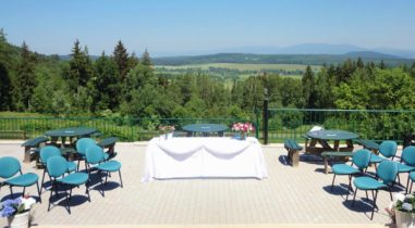 Svatba s výhledem na Krkonoše, Hotel Pod Zvičinou