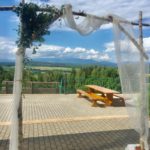 Svatba Pod Zvičinou - terasa hotelu, svatební brána