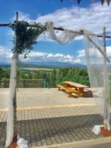 Svatba Pod Zvičinou - terasa hotelu, svatební brána