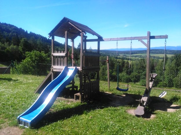 Dětský hrad (houpačka, skluzavka, hrazda), Hotel Pod Zvičinou