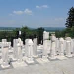 Zahradní šachy - terasa Hotelu Pod Zvičinou, výhled Krkonoše