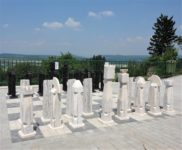 Zahradní šachy - terasa Hotelu Pod Zvičinou, výhled Krkonoše