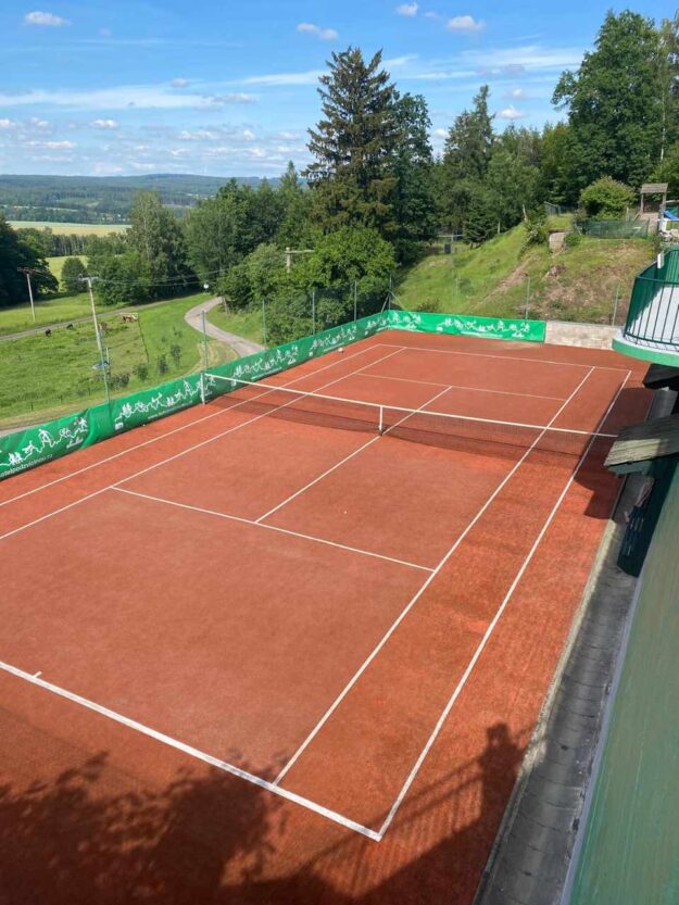 Tenisový kurt v Hotelu Pod Zvičinou nedaleko Dvora Králové nad Labem (Podkrkonoší)