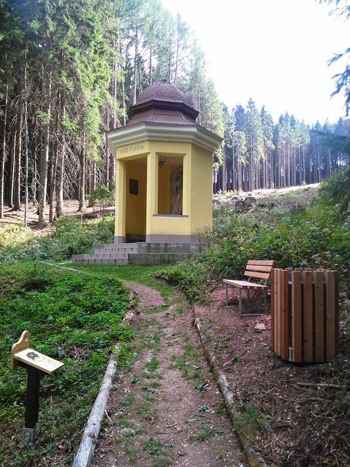 Osmiboký pavilonek v lese, Zvičina, Podkrkonoší, kaplička